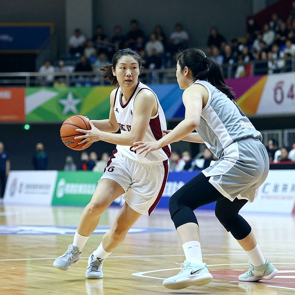 Bạo lực sân cỏ ở V-League: Khi trọng tài và VAR cùng bị nghi ngờ